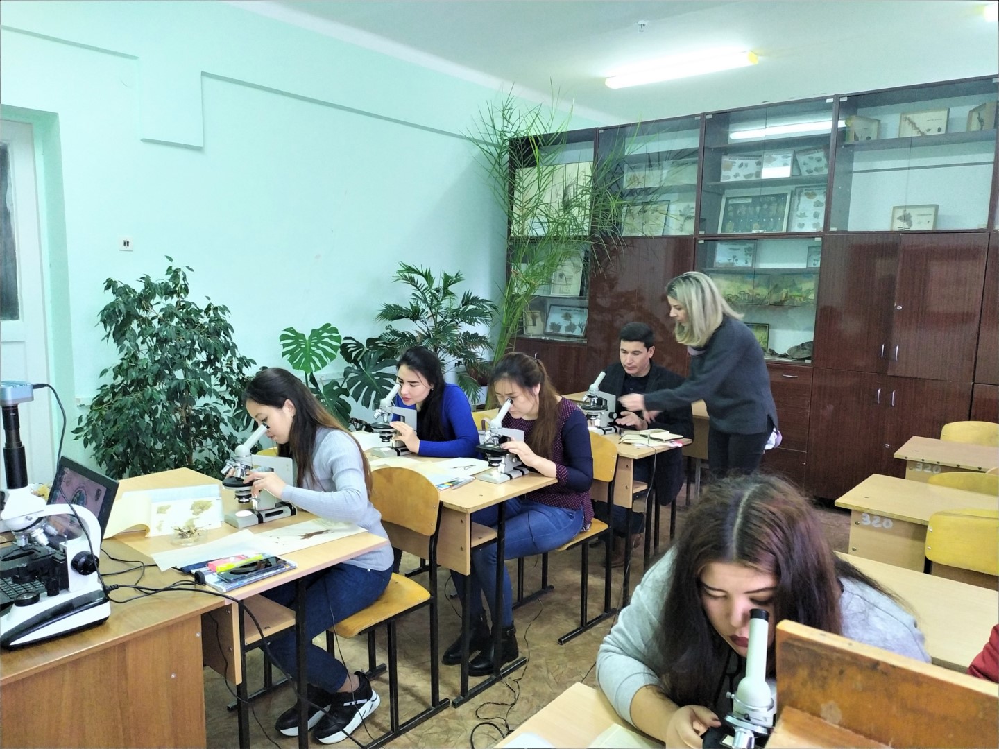 Заняття в навчально-науковій лабораторії № 320 з ботаніки. Викладач – к.б.н., доцент Литвиненко Юлія Іванівна Image