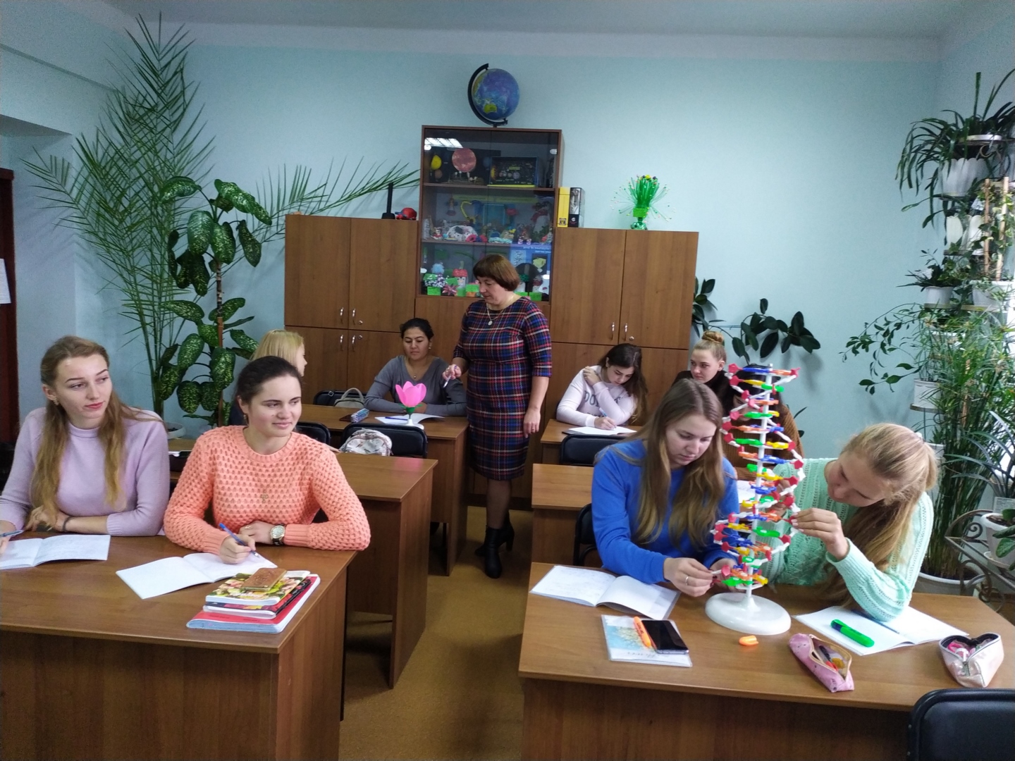 Заняття в навчально-науковій лабораторії № 322 з методики навчання біології та природознавства. Викладач – к.пед.н., доцент Міронець Людмила Петрівна Image